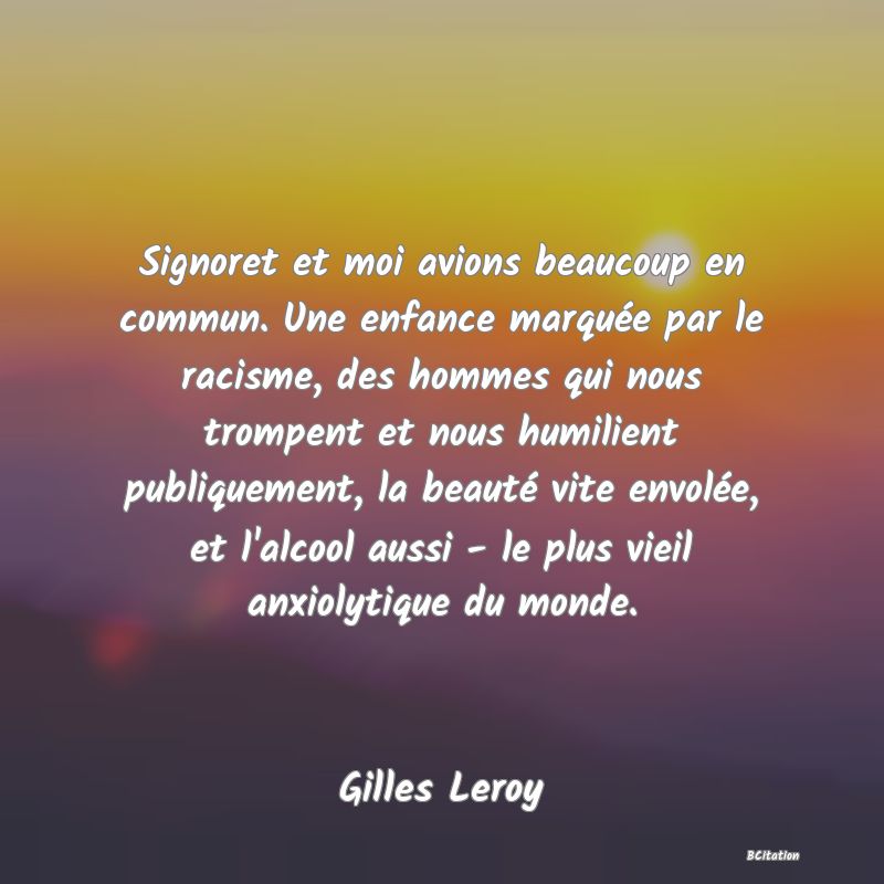 image de citation: Signoret et moi avions beaucoup en commun. Une enfance marquée par le racisme, des hommes qui nous trompent et nous humilient publiquement, la beauté vite envolée, et l'alcool aussi - le plus vieil anxiolytique du monde.