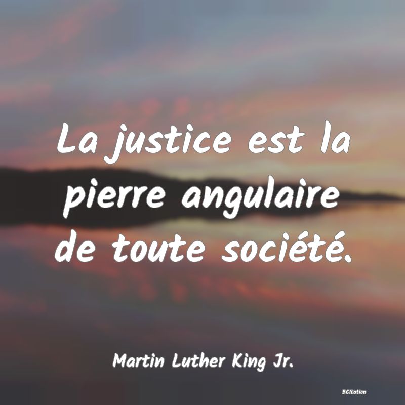 image de citation: La justice est la pierre angulaire de toute société.