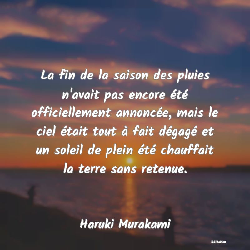 image de citation: La fin de la saison des pluies n'avait pas encore été officiellement annoncée, mais le ciel était tout à fait dégagé et un soleil de plein été chauffait la terre sans retenue.