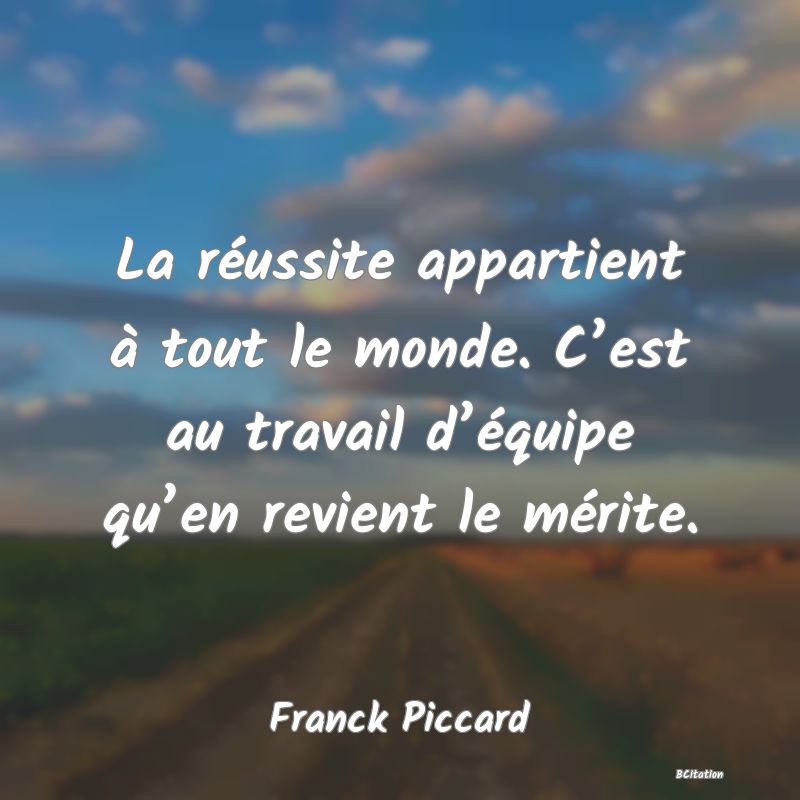 image de citation: La réussite appartient à tout le monde. C’est au travail d’équipe qu’en revient le mérite.