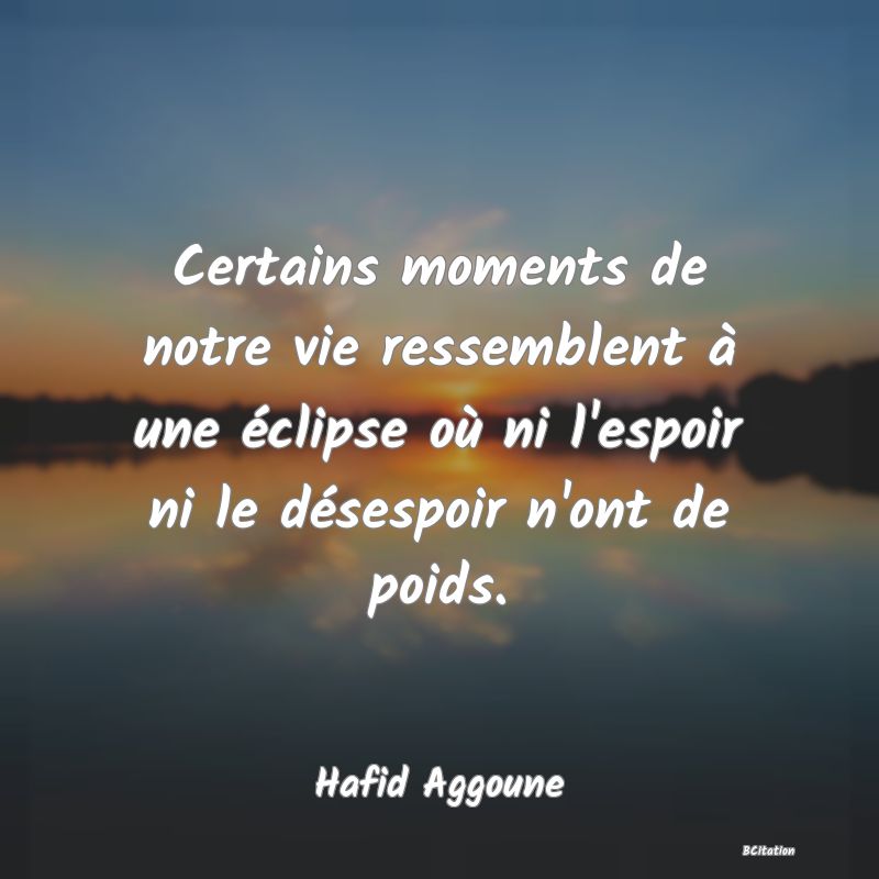 image de citation: Certains moments de notre vie ressemblent à une éclipse où ni l'espoir ni le désespoir n'ont de poids.